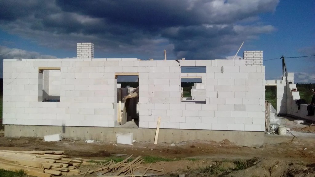 Кладка газосиликатных блоков на стройке в Солигорске